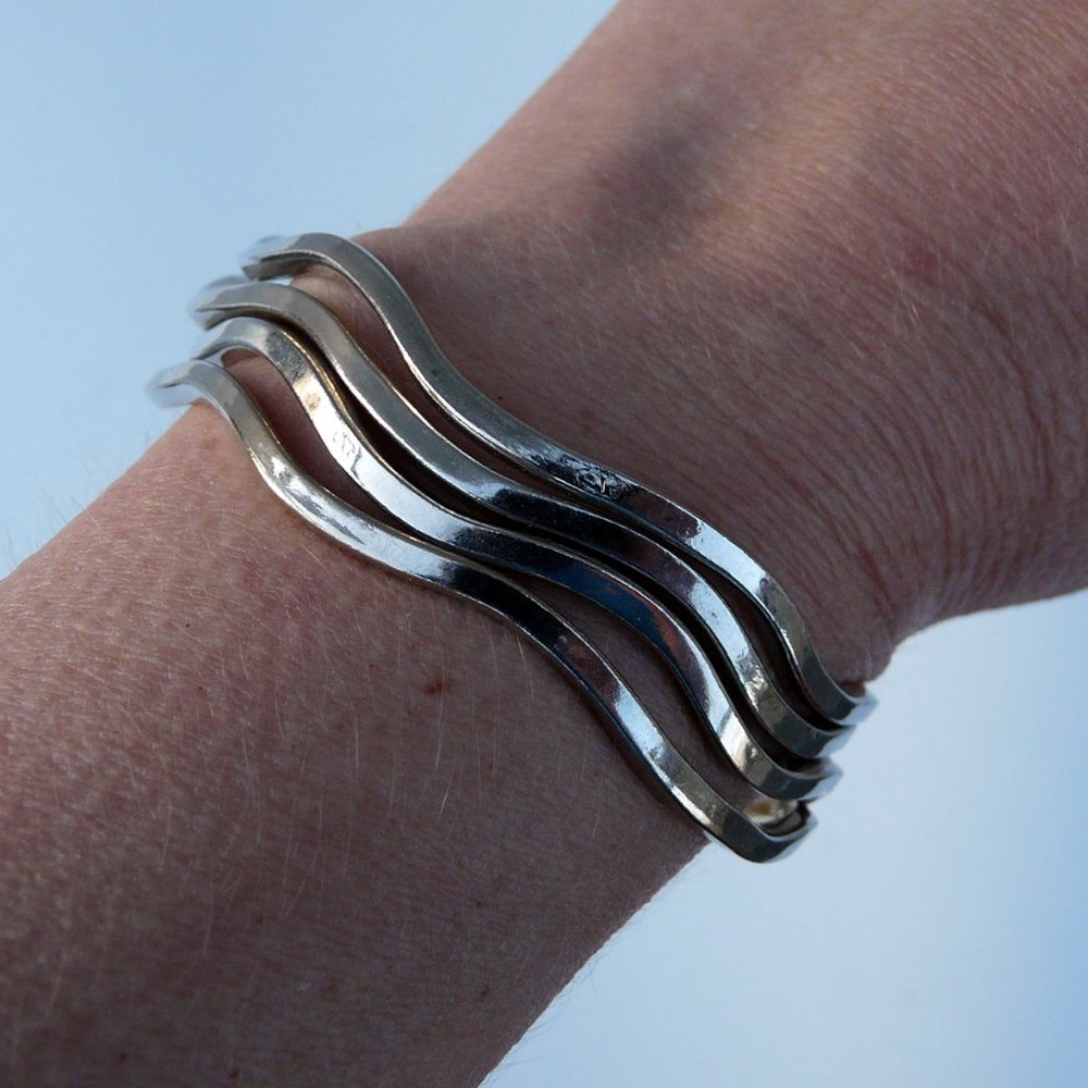 🔴 4 silver tone stacking bangles, wavy, Mexico